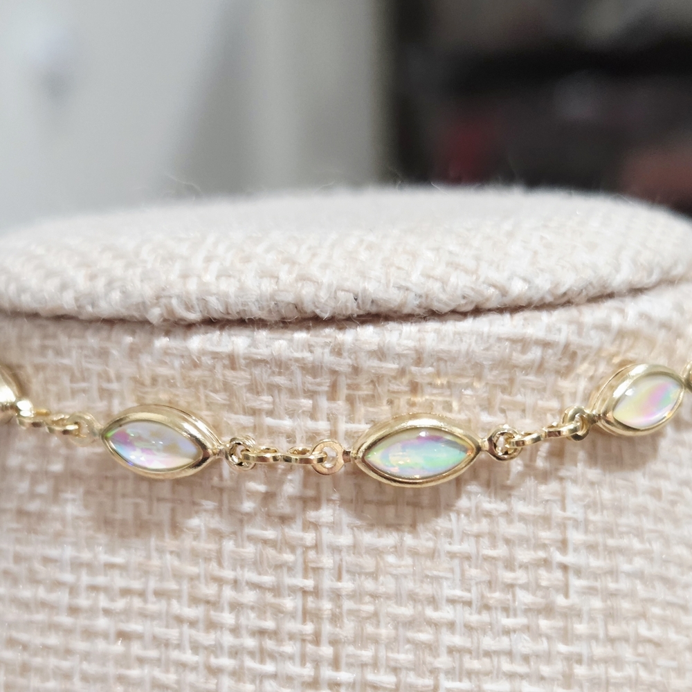 Elegant Gold and Opal Women's Bracelet